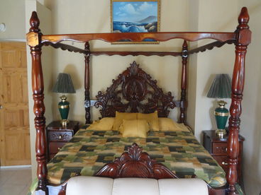 Master bedroom kingsize bed, with Serta mattress