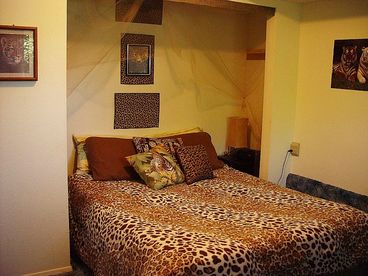 Safari room - private entrance with queen bed
