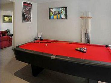 Entertaintment Lounge w/ Private Bar Pool Table & 32 inch Plasma