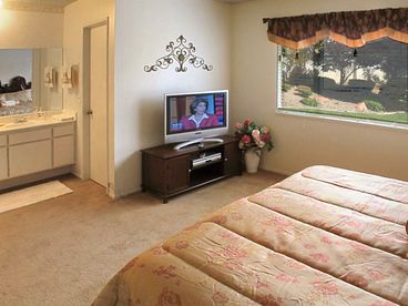 Master Suite w/ Cal King Bed 32inch LCD Cable DVD/VCR & 2 Closets