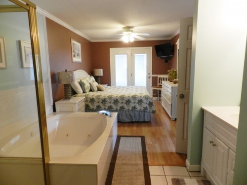 Masterbedroom suite with king bed, jacuzzi tub and oceanfront balcony access