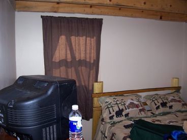 www.wisconsinrentalcabin.com
Mercer, WI log headboard bedroom
