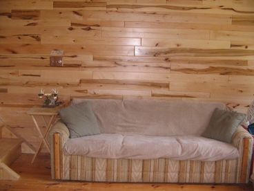 www.wisconsinrentalcabin.com
Cottage Living room ull out sofa couch /w phone