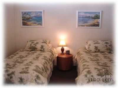 bedroom with 2 twin beds