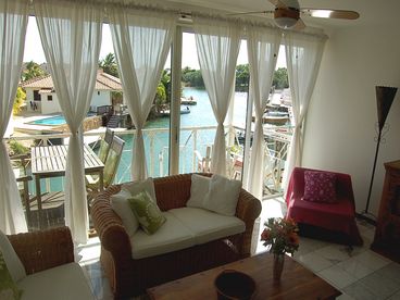 Living/sitting area with view onto balcony