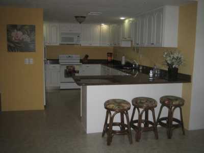 Fully-equipped GE Kitchen w/ Breakfast Bar