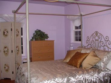 Violet Room Full Bed. Cozy!  View of Garden in Backyard. Desk/chair/phone. Private couple space! 