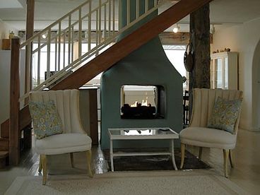 2 sided gas fire place.  You can enjoy in the kitchen or living room