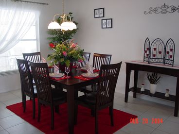 The dining room, with a table with an expandable leaf.