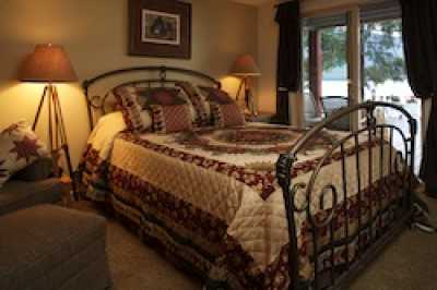 Black Bear Inn - Waterfront Vacation Rental