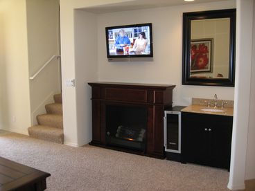 Flat Screen TV/ DVD/ Decorative Fireplace/ Wet Bar