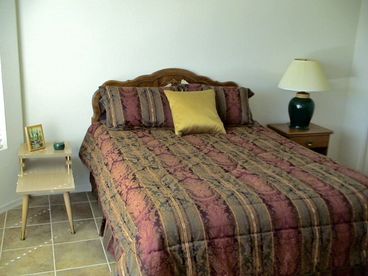 Queen bed in the Guest room