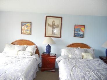 Bedroom w/ 2 queen beds