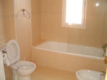 Master bedroom en-suite bathroom