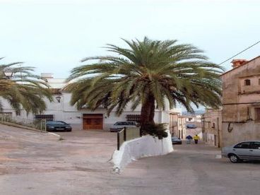 The historic part of Palma de Gandia where  winding passages criss cross with narrow lanes. Prehistoric finds have been found in the caves above Palma and there is also clear evidence of Roman roads as there is a Roman aqueduct nearby
For more photos, click onto our website