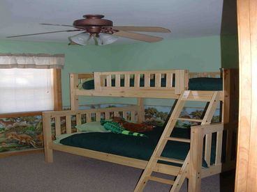 Bedroom with bunkbeds -- twin over full bed