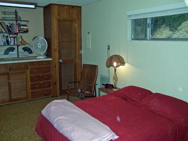 Bedroom, Queen bed, TV, VCR, Computer