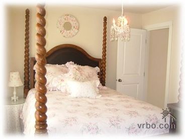 This Queen bed has a feather top pillow and is done in boutique Rachel Ashwell\'s Shabby Chic Vintage Florals.