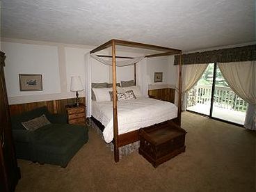 Master Bedroom with King size bed, private bath with jacuzzi tub.