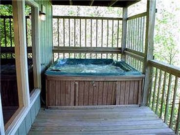 Relaxing Hot Tub for 6 of your closest friends