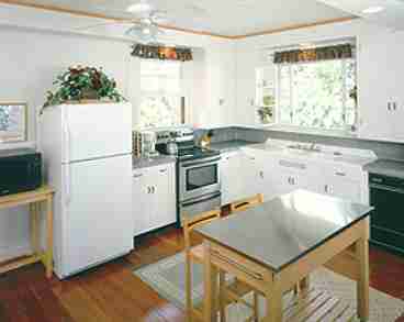 FULL KITCHEN