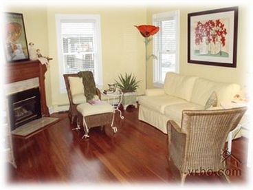 Relax with friends and family in the cozy living room and enjoy the fireplace