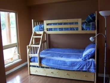 Double bunk with trundle ,sleeps four