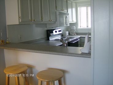 Fully equipped kitchen with breakfast bar.