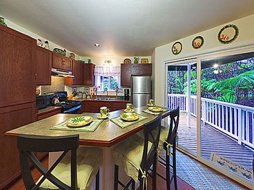 Fully Equipted Kitchen w/ Breakfast Bar and Seating for 3