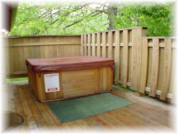 Outdoor Hot tub with Privacy Fence