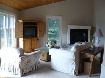 Sitting area with water views gas fire place and cable tv for your viewing pleasure and french style doors to easy access to full deck.



























