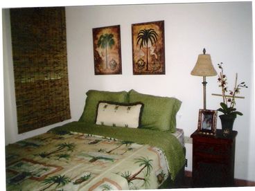 MASRE BEDROOM WITH A QUEN BED