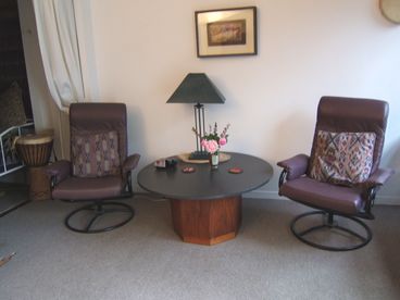 Queen Suite Sitting area