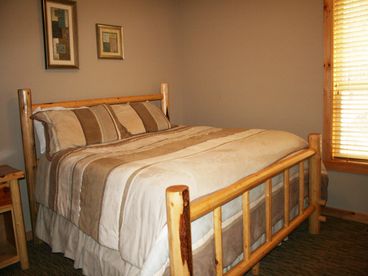 Sunriver Vacation Rentals with Sunset Lodging in Redwing Lane #9  - Downstairs Master Bedroom