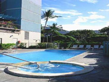 Sparkling Pool and Jacuzzi!