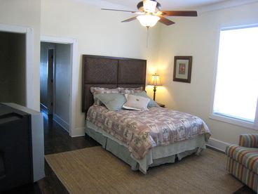 Jr Queen Suite w Pull Out Single