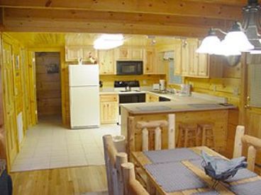 Pigeon Forge Cabins: Kitchen and Dining Room table