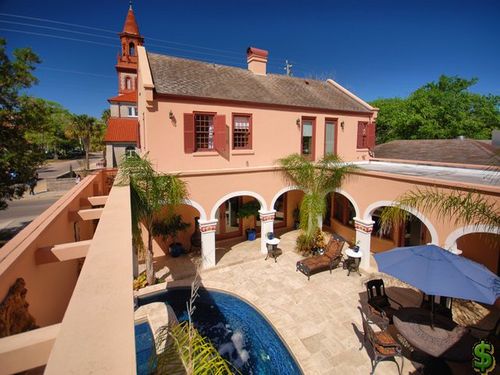 Enjoy our Spanish-style mansion with courtyard and pool
