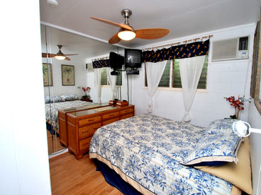 Main bedroom - Queen bed, cable TV, VCR, AC, Ceiling Fan