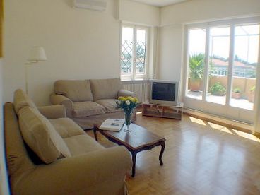 Sunny and spacious living room with three sofas, satellite TV, dvd player, hi fi and home theatre