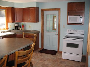 Fully Equipped Eat-In Kitchen