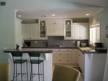 Kitchen w/built-ins & bar