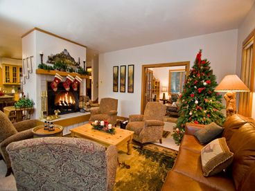 Large great room, great for family gatherings. 