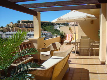 FABULOUS 3 BED HOLIDAY PENTHOUSE APARTMENT. EXC LOCATION & SUPERB SEA VIEW!