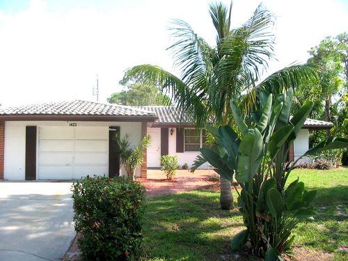 Our Venice Falcon House is only a 2 block walk to the beach!