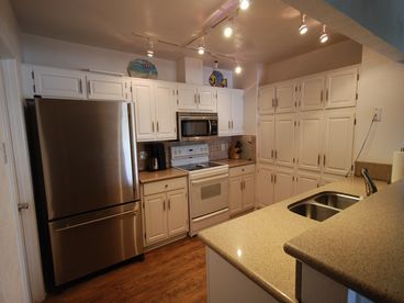 Upgraded kitchen w/stainless steel refrigerator, silestone countertops and breakfast bar!
