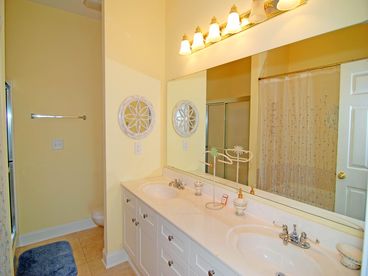 2 Master Baths with Jacuzzi Tubs