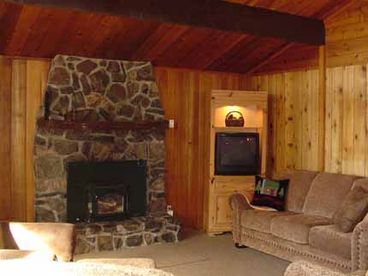 Sisters Vacation Cabin Rental | Living Room
