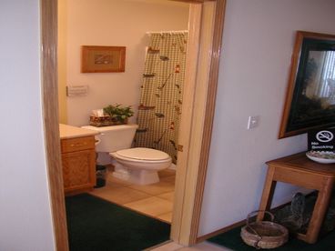 Guest Bathroom with tub/shower