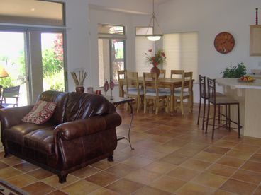 Dining Table for 6 with seating for 2 at the
bar.